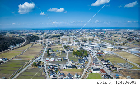 春浅い黒部川扇状地と高速道路や新幹線などの交通インフラ 春浅い黒部川扇状地と高速道路や新幹線などの交通インフラ 124936003