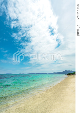 エメラルドグリーンの海と白砂が美しい石垣島タバガーの浜辺 エメラルドグリーンの海と白砂が美しい石垣島タバガーの浜辺 124936500