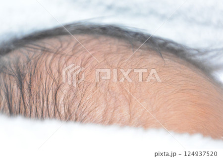 赤ちゃんの頭皮と髪の毛 124937520