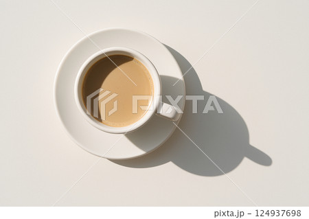 自然光に照らされたカフェラテ 自然光に照らされたカフェラテ 124937698