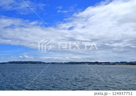 神奈川県・横須賀市・猿島から眺める三浦半島の景色 124937751