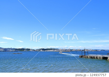 神奈川県・横須賀市・猿島から眺める横須賀方面の景色 神奈川県・横須賀市・猿島から眺める横須賀方面の景色 124937757