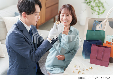 女性客と査定する中古出張買取業者 124937802