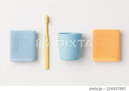 カラフルな歯ブラシセットとタオルのフラット配置 124937865