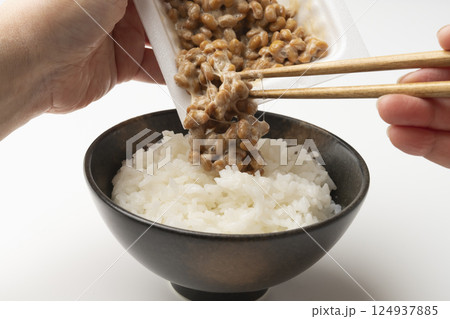 ご飯に納豆をかけるシーン ご飯に納豆をかけるシーン 124937885