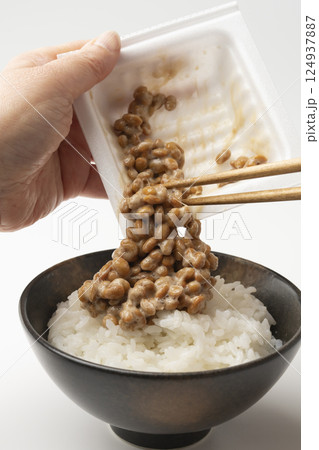 ご飯に納豆をかけるシーン ご飯に納豆をかけるシーン 124937887