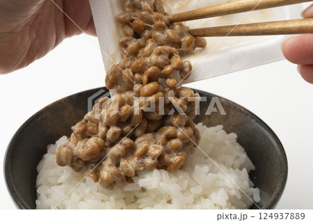 ご飯に納豆をかけるシーン 124937889