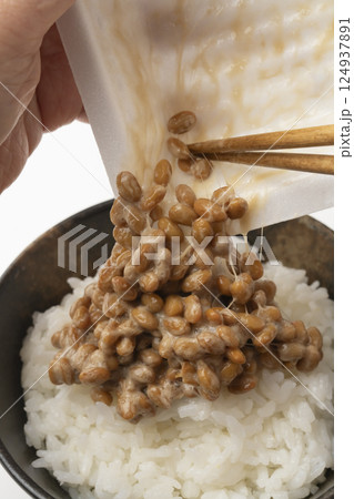ご飯に納豆をかけるシーン 124937891