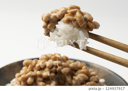 納豆かけご飯を箸で持ち上げる 124937917