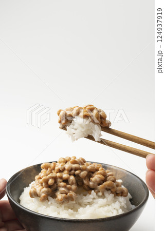 納豆かけご飯を箸で持ち上げる 124937919