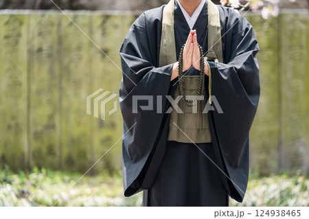 合掌して祈る僧侶 124938465