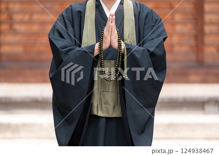 合掌して祈る僧侶 124938467