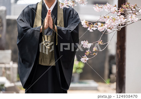 合掌して祈る僧侶 124938470