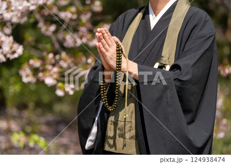 合掌して祈る僧侶 合掌して祈る僧侶 124938474