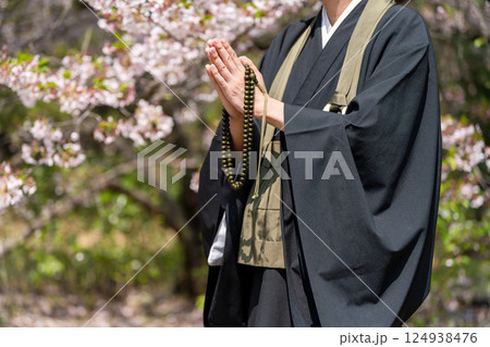 合掌して祈る僧侶 124938476