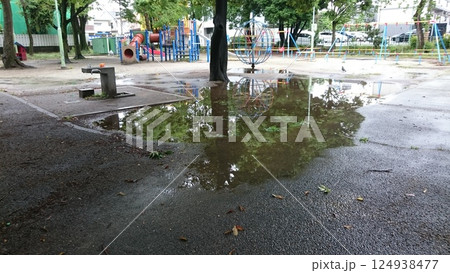 雨上がりの公園 124938477