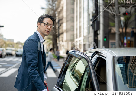 ビジネスマン　車　都会 124938508