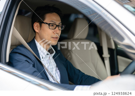 運転する男性 124938624