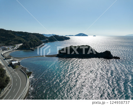 愛媛県八幡浜浜　夕方のねずみ島の風景 124938737