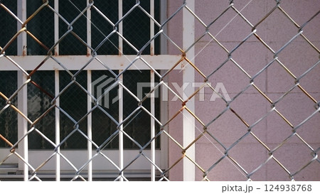 フェンス越しの部室 フェンス越しの部室 124938768