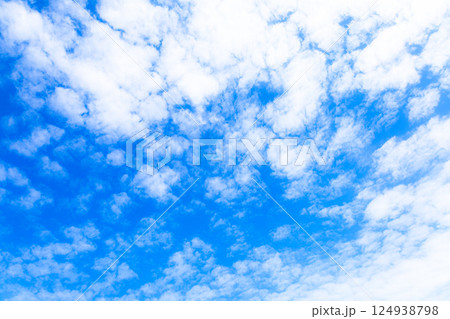 爽やかな青い空と白い雲の背景素材 124938798