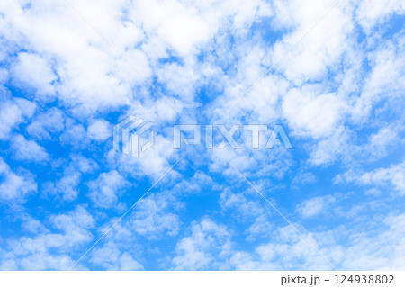 爽やかな青い空と白い雲の背景素材 124938802
