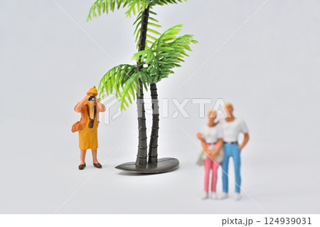 カメラで写真を撮る女性 124939031