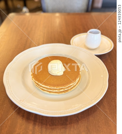 パンケーキとバターとメープルシロップ パンケーキとバターとメープルシロップ 124939053