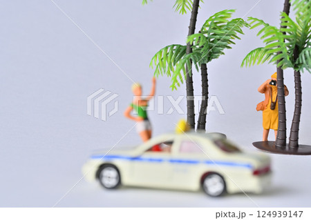 カメラで写真を撮る女性 124939147