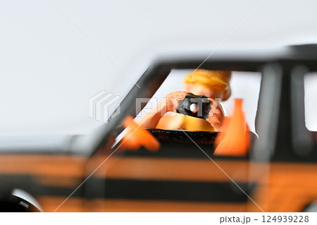 カメラで写真を撮る女性 124939228