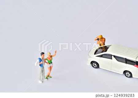 カメラで写真を撮る女性 カメラで写真を撮る女性 124939283