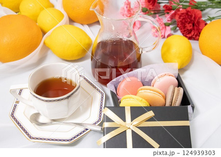 カラフルなティータイムのテーブル カラフルなティータイムのテーブル 124939303