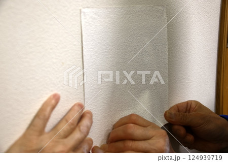 穴のあいた壁の修理 穴のあいた壁の修理 124939719