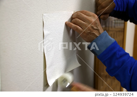 穴のあいた壁の修理 穴のあいた壁の修理 124939724