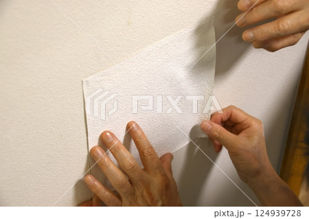 穴のあいた壁の修理 穴のあいた壁の修理 124939728