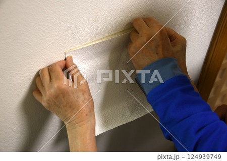 穴のあいた壁の修理 穴のあいた壁の修理 124939749