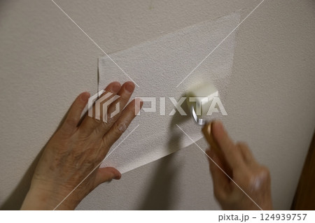 穴のあいた壁の修理 穴のあいた壁の修理 124939757
