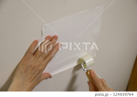 穴のあいた壁の修理 124939764