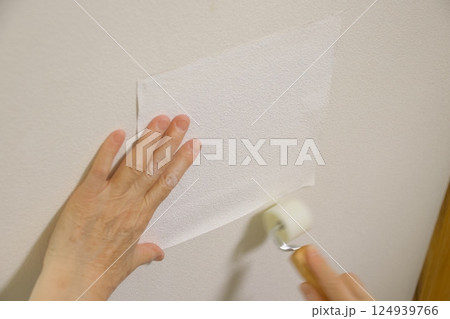 穴のあいた壁の修理 穴のあいた壁の修理 124939766