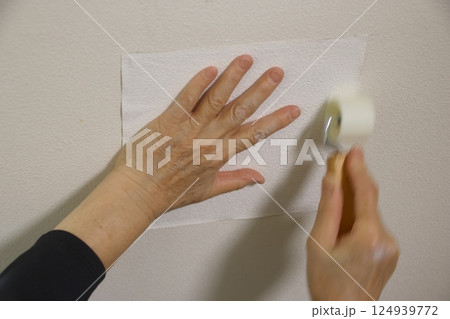 穴のあいた壁の修理 124939772