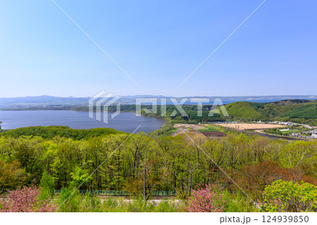 北海道網走市、天都山展望台（オホーツク流氷館展望テラス）から眺めた網走湖と能取湖【5月】 124939850