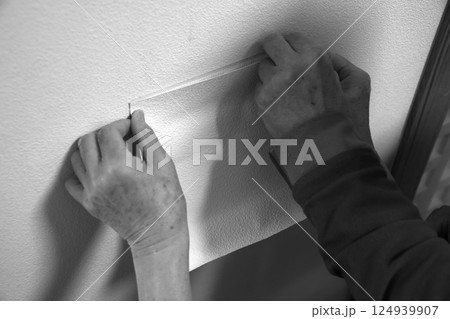 穴のあいた壁の修理（モノクロ） 124939907