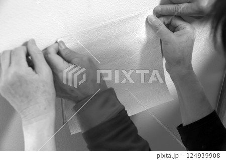 穴のあいた壁の修理(モノクロ) 穴のあいた壁の修理(モノクロ) 124939908