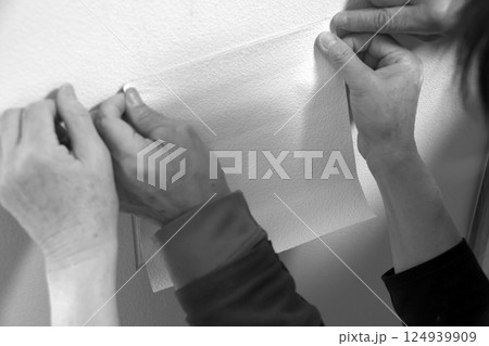 穴のあいた壁の修理(モノクロ) 穴のあいた壁の修理(モノクロ) 124939909
