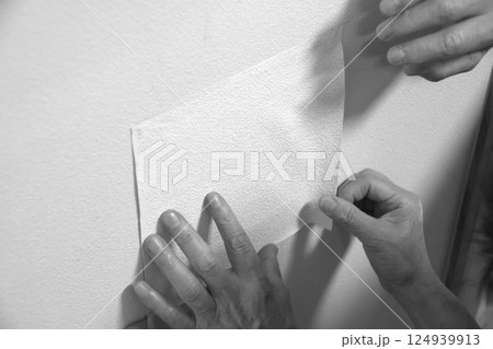 穴のあいた壁の修理(モノクロ) 穴のあいた壁の修理(モノクロ) 124939913