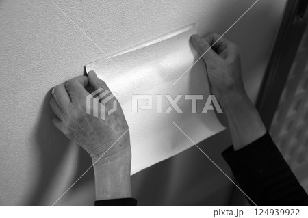 穴のあいた壁の修理(モノクロ) 穴のあいた壁の修理(モノクロ) 124939922