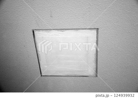 穴のあいた壁の修理(モノクロ) 穴のあいた壁の修理(モノクロ) 124939932