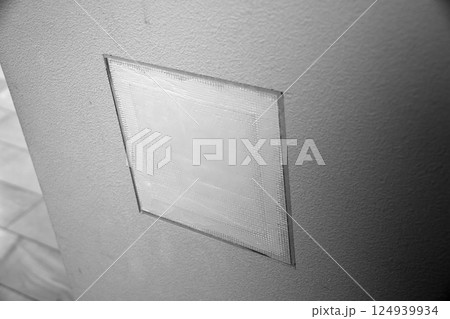 穴のあいた壁の修理(モノクロ) 穴のあいた壁の修理(モノクロ) 124939934