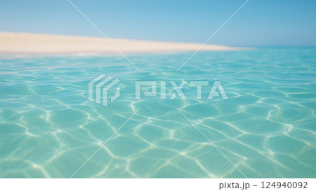 透き通る水面と白い砂浜 124940092