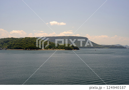 フェリーボート展望デッキより屋島、御殿の浜を臨む 124940187